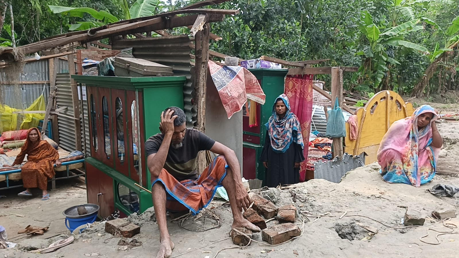 জমি দখলকে কেন্দ্র করে তাণ্ডব: ঘরের টিন খুলে নেওয়ার অভিযোগ, আতঙ্কে অন্তঃসত্ত্বা নারীসহ পরিবার