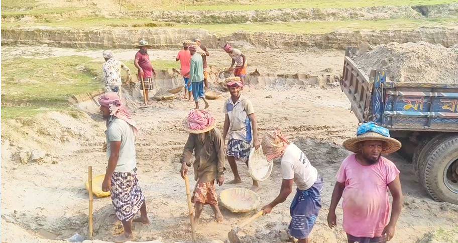 মহানন্দার বালু আমার বাপ-দাদার সম্পত্তি: ইউপি চেয়ারম্যান