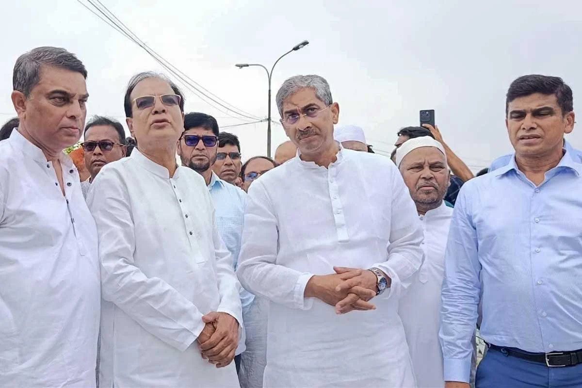 <h5>সমীক্ষা ও কারিগরি প্রস্তুতি শেষেই একনেকে যাবে প্রকল্প; নদীভাঙন, বন্যা ও পানিসংকট নিরসনে ১২-১৩ হাজার কোটি টাকার সমন্বিত উদ্যোগ</h5> <h3>পদ্মা সেতুর আদলে এগোচ্ছে তিস্তা মহাপরিকল্পনা, উত্তরাঞ্চলের উন্নয়নে নতুন আশার বার্তা</h3>