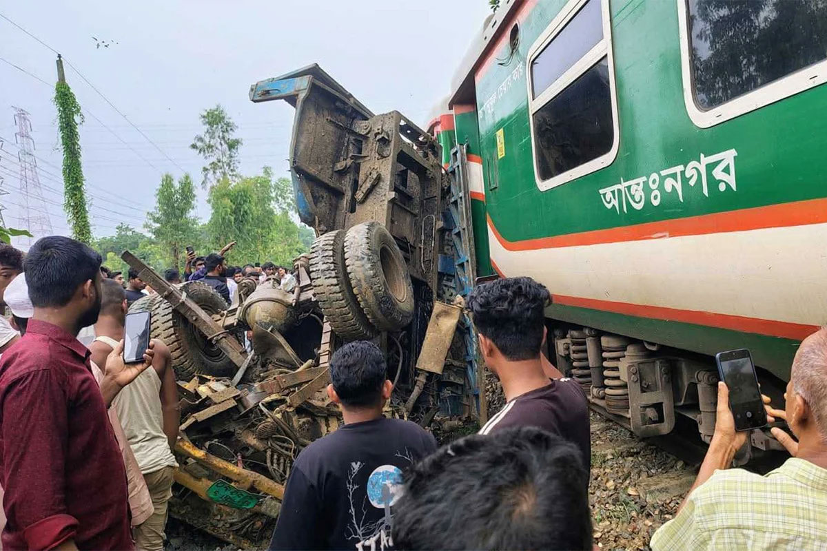 পাহাড়িকা এক্সপ্রেস–ট্রাক সংঘর্ষে ঢাকা-চট্টগ্রাম রেলপথে চলাচল বন্ধ