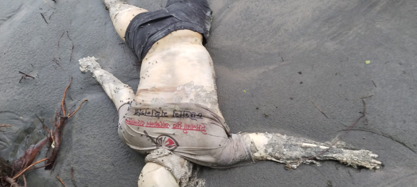 কুয়াকাটা সংলগ্ন বঙ্গোপসাগরে ৩ ট্রলার ডুবি, ১৩ জেলে নিখোঁজ,একজনের মরদেহ উদ্ধার
