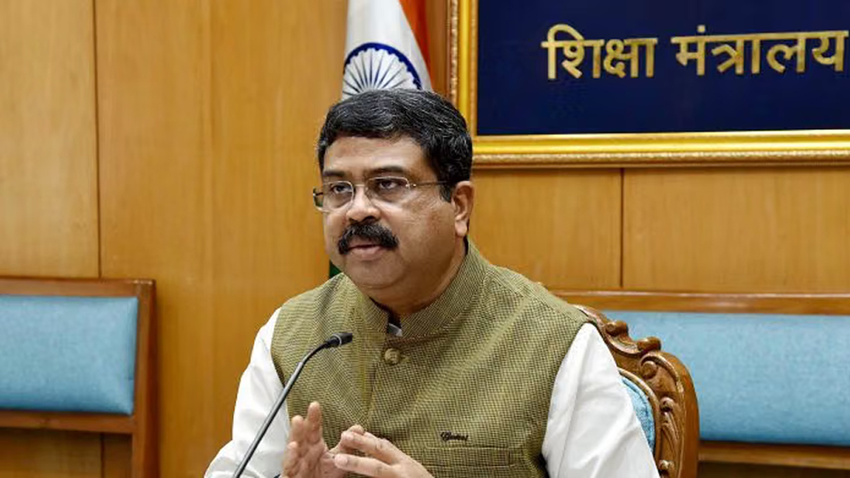 আন্দোলনের মুখে ভারতের শিক্ষামন্ত্রীর পদত্যাগ