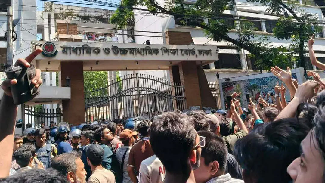 <h5>শিক্ষামন্ত্রীর পদত্যাগ দাবি</h5> <h3>শিক্ষামন্ত্রীর পদত্যাগ দাবিতে ঢাকা শিক্ষা বোর্ড ঘেরাও, আলোচনার প্রস্তাব প্রত্যাখ্যান</h3>