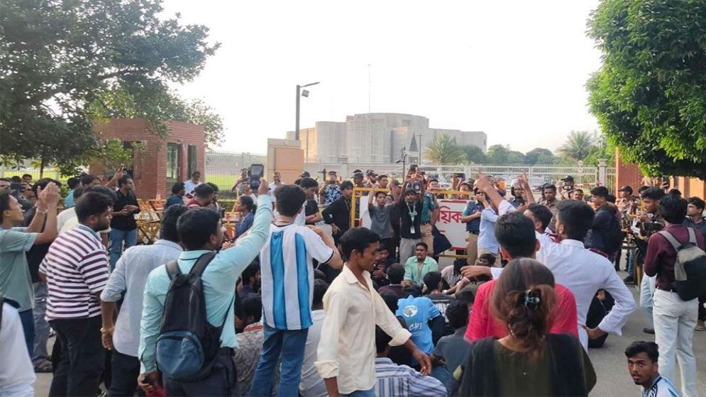 শিক্ষামন্ত্রীর পদত্যাগ দাবিতে সংসদ ভবনের সামনে বিক্ষোভ, শিক্ষার্থীদের সরিয়ে দিল পুলিশ