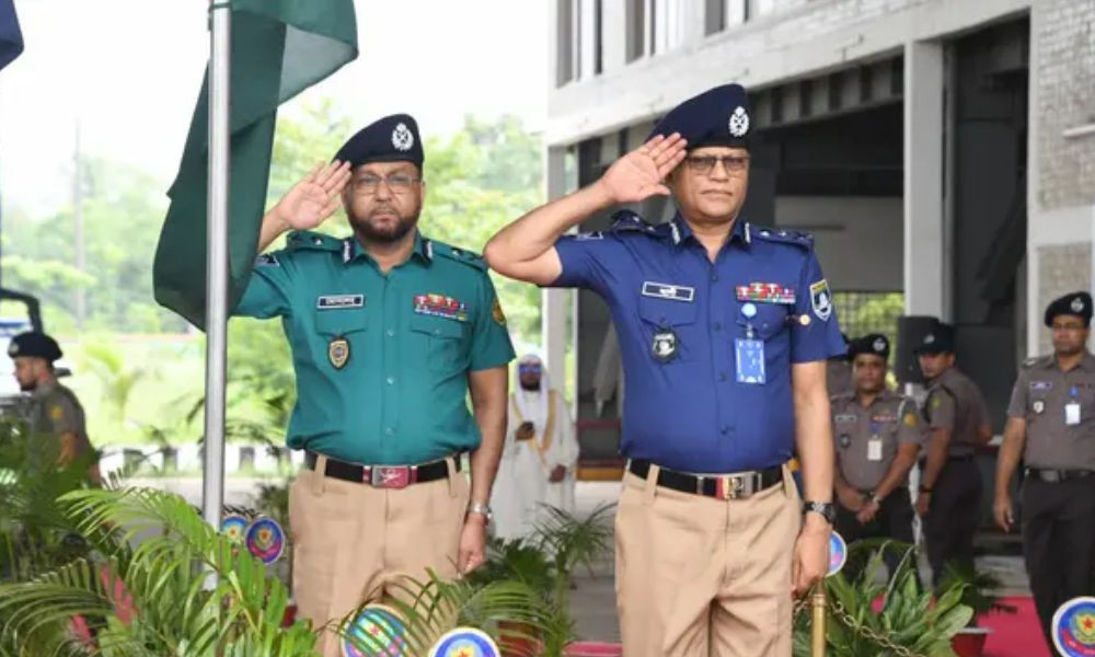 নতুন ইউনিফর্মে ফিরল বাংলাদেশ পুলিশ, ১ জুলাই থেকে মাঠে গাঢ় নীল-খাকি পোশাক