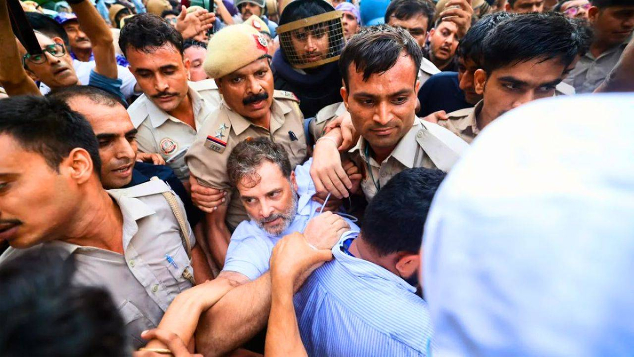 দিল্লিতে প্রধানমন্ত্রীর বাসভবনের সামনে বিক্ষোভ, আটক রাহুল-প্রিয়াঙ্কাসহ বিরোধী নেতারা