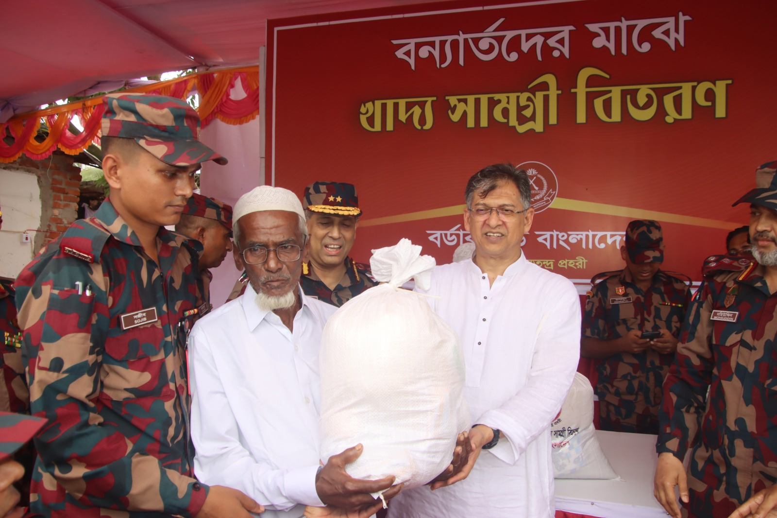 চকরিয়ায় বিজিবির পক্ষ থেকে বন্যাদুর্গত ১৫০০ পরিবারকে ত্রাণ দিলেন স্বরাষ্ট্রমন্ত্রী; বিনামূল্যে চিকিৎসা সেবা পেল ৭০০ জন