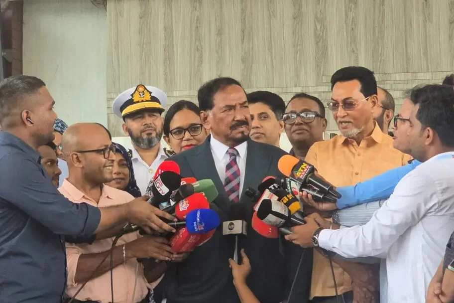 দেশে ফিরলেন স্পিকার, রাষ্ট্রপতির পদত্যাগ নিয়ে জানেন না বলে দাবি