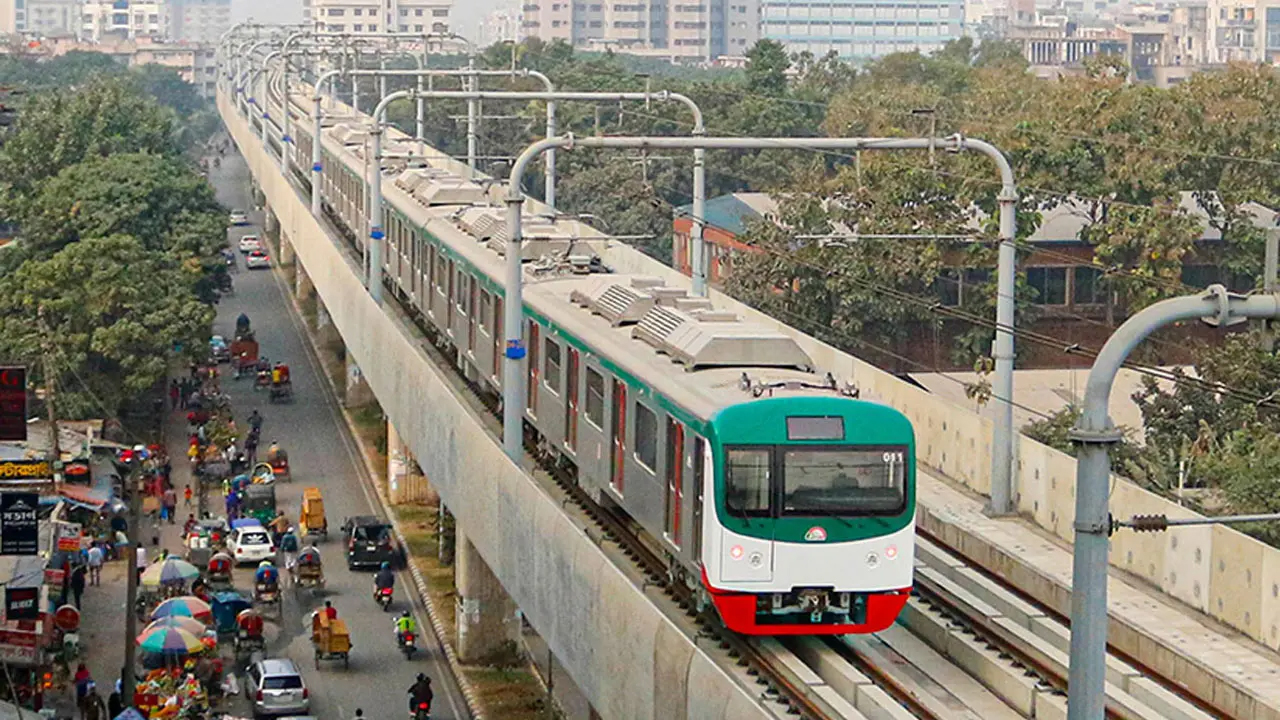 ঢাকা বিশ্ববিদ্যালয় স্টেশনের কাছে তারে কাপড়, মেট্রোরেল চলাচলে বিঘ্ন