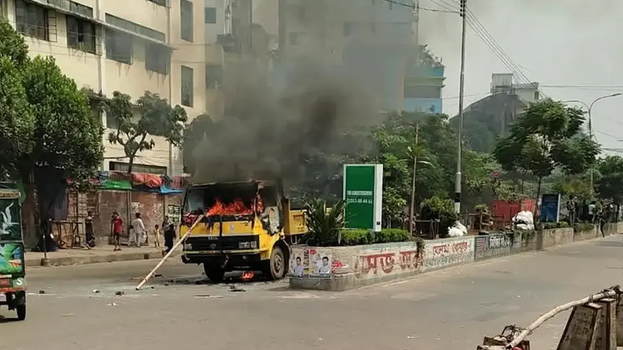 মিরপুরে ফুটপাত উচ্ছেদ অভিযানে বাধা, সিটি করপোরেশনের ৩ গাড়িতে আগুন