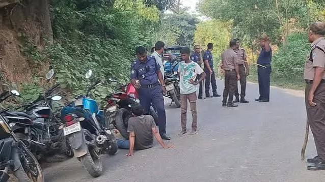 কক্সবাজারে শতাধিক যাত্রীকে জিম্মি করে ডাকাতি, লুট ২.৭০ লাখ টাকা