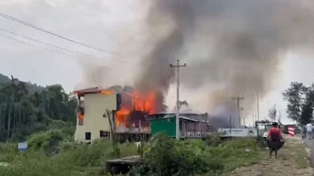 ইনানীর টুপটুপ রিসোর্টে আগুনে নিহত ১০, একই পরিবারের ৬ জন