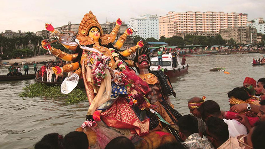 প্রতিমা বিসর্জনের মধ্য দিয়ে দেবী দুর্গার বিদায়