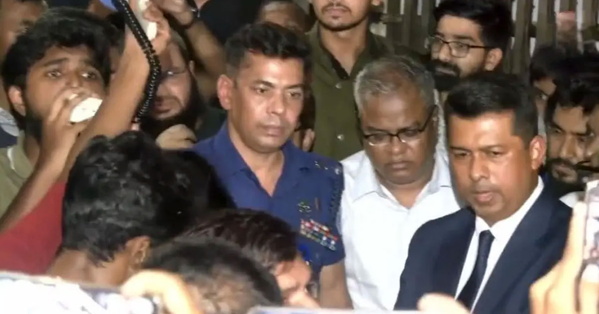 ‘চুয়েট ক্যাম্পাসে আর ফিরবেন না’, শর্তে অবরুদ্ধ উপাচার্যকে উদ্ধার